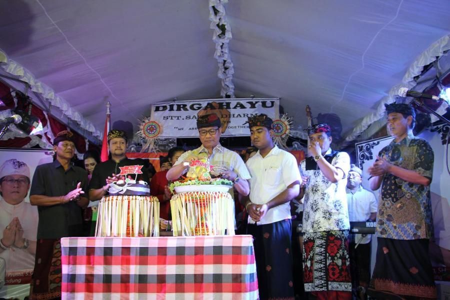podiumnews.com-Wabup Suiasa Hadiri Puncak Perayaan HUT STT Satya Dharma